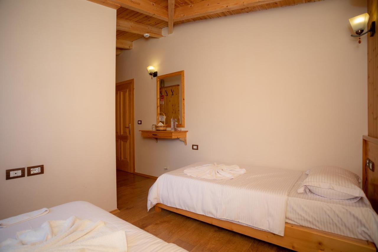 Hotel Shpija E Gjyshit Canaj Екстериор снимка